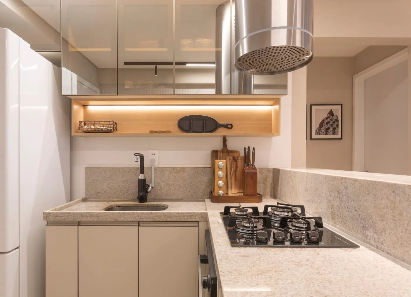 Cozinha americana com bancada em granito e cooktop