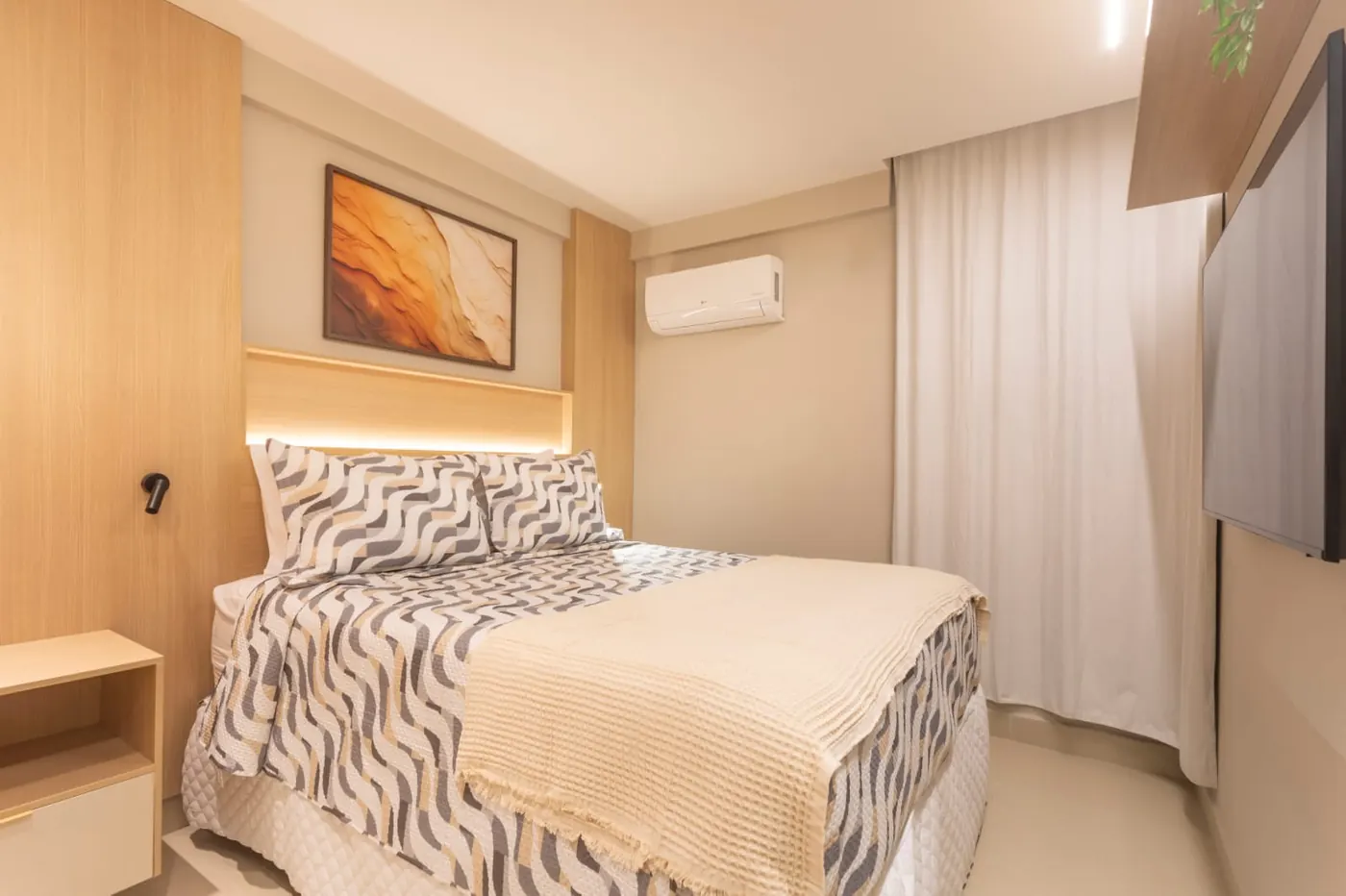 Suíte com cama de casal, climatizada e mobiliada