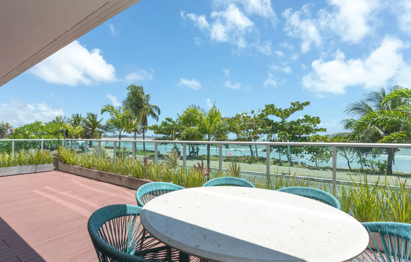 Terraço com mesa e vista para a orla