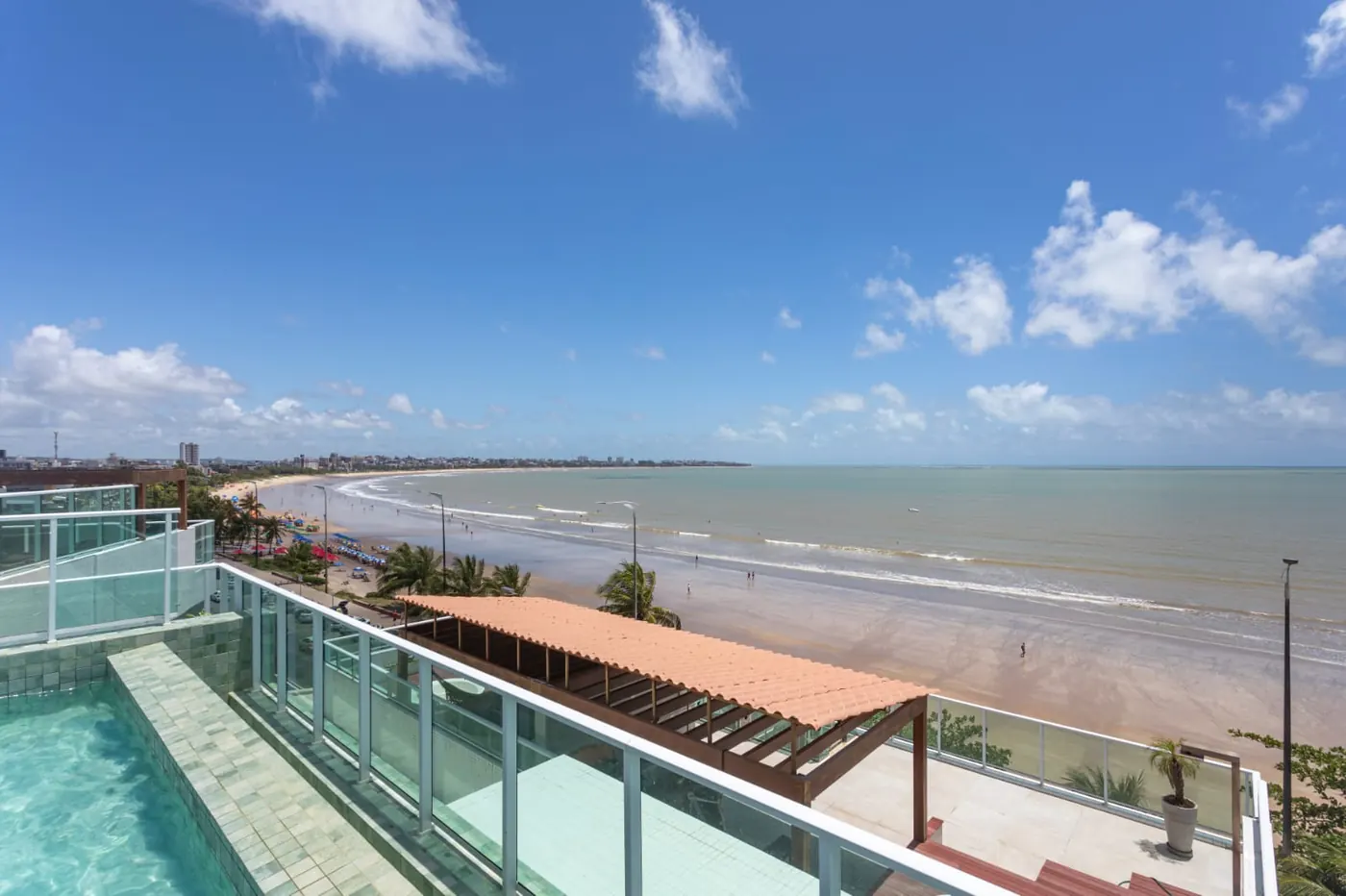 Vista panorâmica da praia do Bessa a partir da piscina